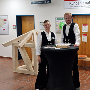 Julian und Elena von Schütte Holzbau auf der Ausbildungsplatzbörse in Uelzen 2023
