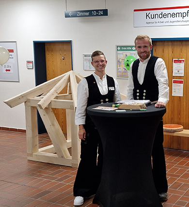 Julian und Elena von Schütte Holzbau auf der Ausbildungsplatzbörse in Uelzen 2023