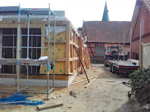 Schütte Holzbau Uelzen - Zimmerei - Aufstellen eines Fachwerkhauses